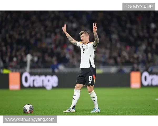 克罗斯在足球世界中的传奇之路与技术解析：从青涩少年到顶级中场的蜕变